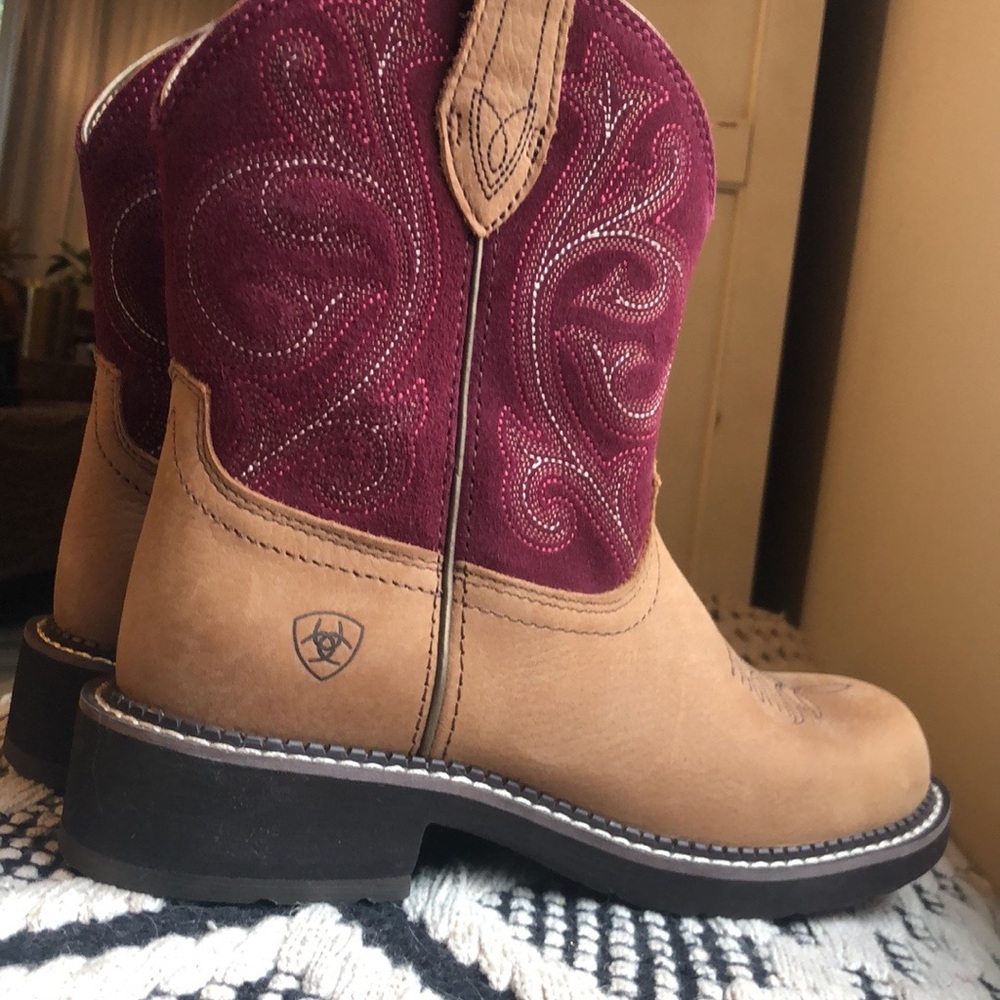 Like new/never been worn Women’s size 7 Ariat Boots! Style # 10026116
